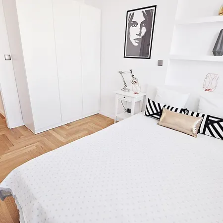 Premium Place In The Centre, Wi-fi - By Hik Daire Varşova